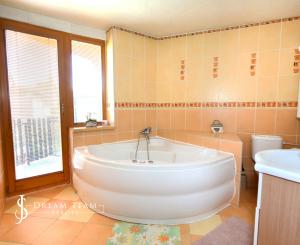 Zabehnutý apartmánový dvojdom s parkovaním, Štiavnické Bane