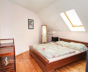 Zabehnutý apartmánový dvojdom s parkovaním, Štiavnické Bane