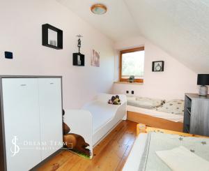 Zabehnutý apartmánový dvojdom s parkovaním, Štiavnické Bane