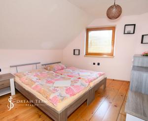 Zabehnutý apartmánový dvojdom s parkovaním, Štiavnické Bane