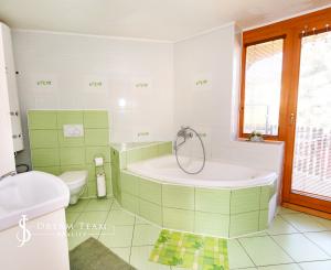 Zabehnutý apartmánový dvojdom s parkovaním, Štiavnické Bane