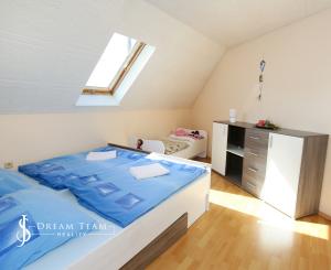 Zabehnutý apartmánový dvojdom s parkovaním, Štiavnické Bane