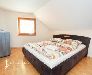 Zabehnutý apartmánový dvojdom s parkovaním, Štiavnické Bane