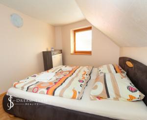 Zabehnutý apartmánový dvojdom s parkovaním, Štiavnické Bane