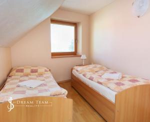 Zabehnutý apartmánový dvojdom s parkovaním, Štiavnické Bane