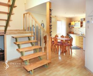 Zabehnutý apartmánový dvojdom s parkovaním, Štiavnické Bane