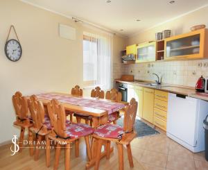 Zabehnutý apartmánový dvojdom s parkovaním, Štiavnické Bane