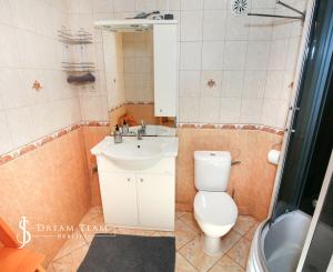 Zabehnutý apartmánový dvojdom s parkovaním, Štiavnické Bane