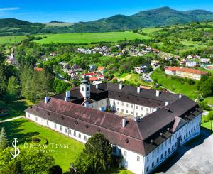 Zabehnutý penzión v obci Svätý Anton, okr. Banská Štiavnica