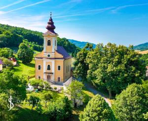 Zabehnutý penzión v obci Svätý Anton, okr. Banská Štiavnica