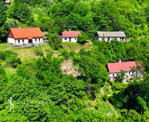 Slnečný pozemok 1381m2 s možnosťou stavby, Štiavnické Bane