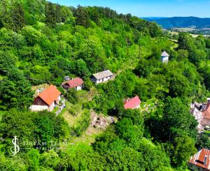 Slnečný pozemok 1381m2 s možnosťou stavby, Štiavnické Bane