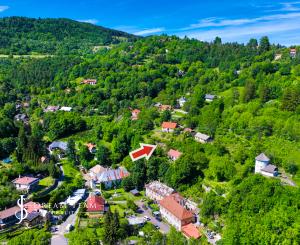 Slnečný pozemok 1381m2 s možnosťou stavby, Štiavnické Bane