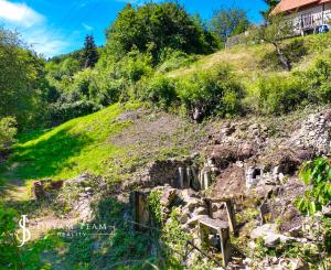 Slnečný pozemok 1381m2 s možnosťou stavby, Štiavnické Bane