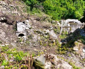 Slnečný pozemok 1381m2 s možnosťou stavby, Štiavnické Bane