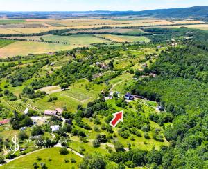 Pozemok s viničným domom a možnosťou stavby, obec Jabloňovce