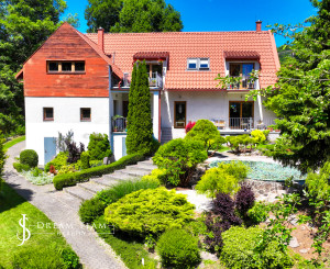 Rodinný dom s 5 bytovými jednotkami, záhradou 1600m2 a parkovaním