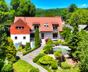 Rodinný dom s 5 bytovými jednotkami, záhradou 1600m2 a parkovaním