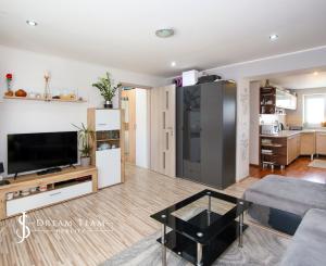 2-izbový byt, 57m2 s dvomi pivnicami, Hliník nad Hronom
