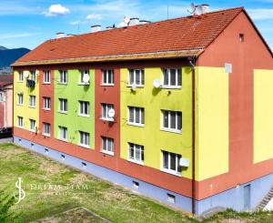 2-izbový byt, 57m2 s dvomi pivnicami, Hliník nad Hronom