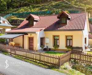 Zrekonštruovaný 4-izbový rodinný dom - chalupa Hodruša-Hámre