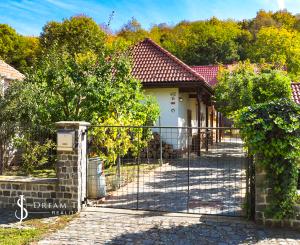 Dva rodinné domy, ovocná záhrada 300m2, Trávnica – Podhájska