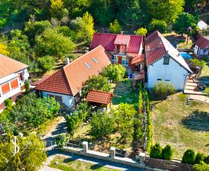 Dva rodinné domy, ovocná záhrada 300m2, Trávnica – Podhájska