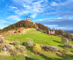4 640m2 pozemok + 3 stavby pod Banskoštiavnickou kalváriou