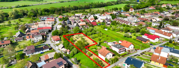 Slnečný, rovinatý pozemok s možnosťou stavby 1565m², Voznica
