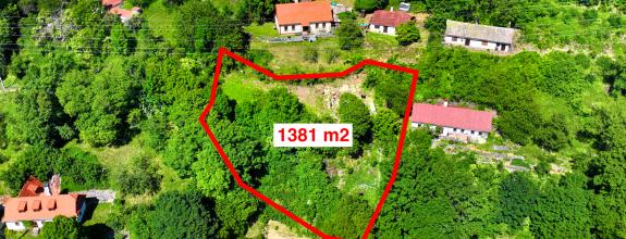 Slnečný pozemok 1381m2 s možnosťou stavby, Štiavnické Bane