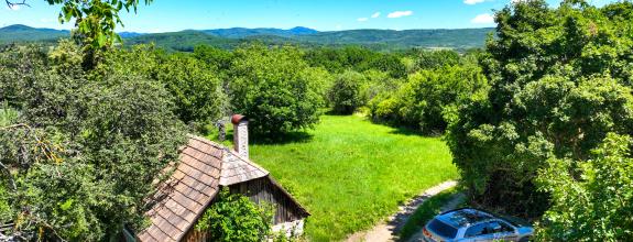 Pozemok s viničným domom a možnosťou stavby, obec Jabloňovce