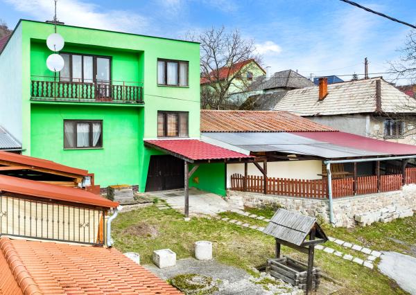 Priestranný rodinný dom pre viacčlennú rodinu v obci Hrušov