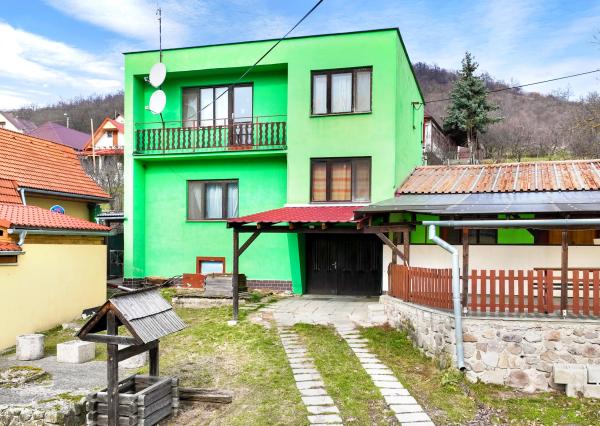 Priestranný rodinný dom pre viacčlennú rodinu v obci Hrušov