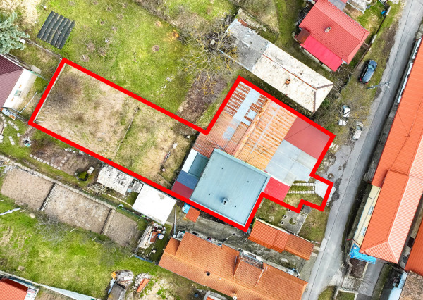 Priestranný rodinný dom pre viacčlennú rodinu v obci Hrušov