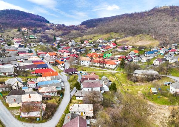 Priestranný rodinný dom pre viacčlennú rodinu v obci Hrušov