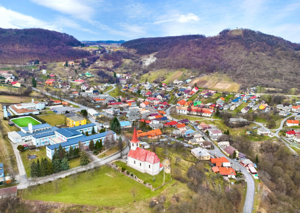 Priestranný rodinný dom pre viacčlennú rodinu v obci Hrušov