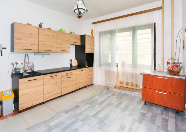 Priestranný rodinný dom pre viacčlennú rodinu v obci Hrušov