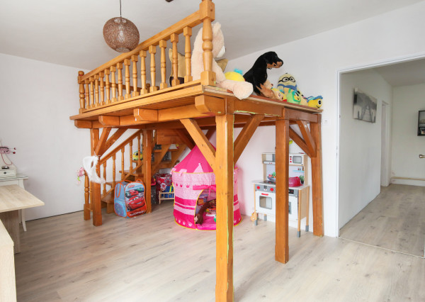 Priestranný rodinný dom pre viacčlennú rodinu v obci Hrušov