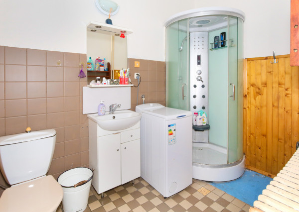 Priestranný rodinný dom pre viacčlennú rodinu v obci Hrušov