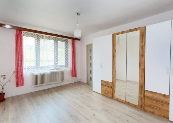 Priestranný rodinný dom pre viacčlennú rodinu v obci Hrušov