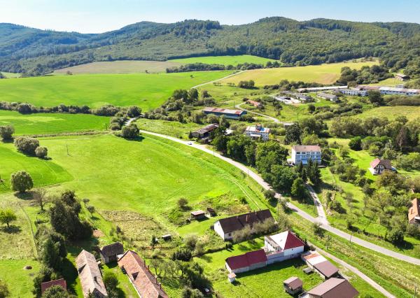 Slnečný, stavebný pozemok o veľkosti 1524m2 v obci Beluj