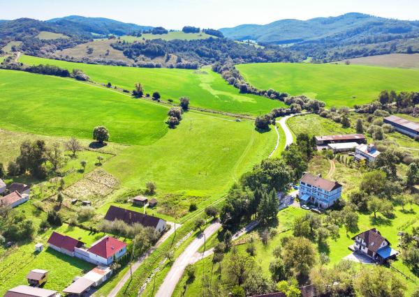 Slnečný, stavebný pozemok o veľkosti 1524m2 v obci Beluj