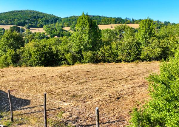 Slnečný, stavebný pozemok o veľkosti 1637m2 v obci Počúvadlo