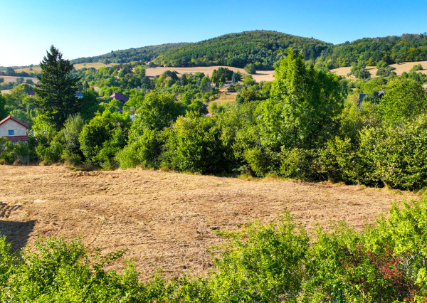 Slnečný, stavebný pozemok o veľkosti 1637m2 v obci Počúvadlo