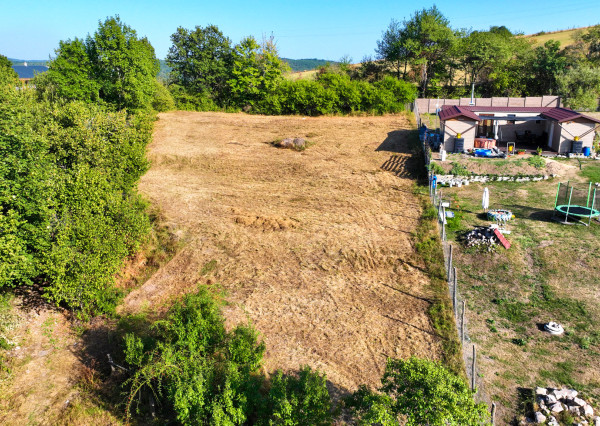 Slnečný, stavebný pozemok o veľkosti 1637m2 v obci Počúvadlo