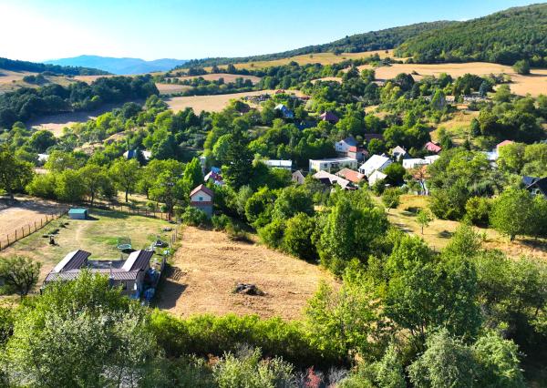Slnečný, stavebný pozemok o veľkosti 1637m2 v obci Počúvadlo