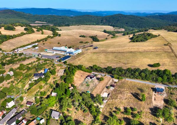 Slnečný, stavebný pozemok o veľkosti 1637m2 v obci Počúvadlo