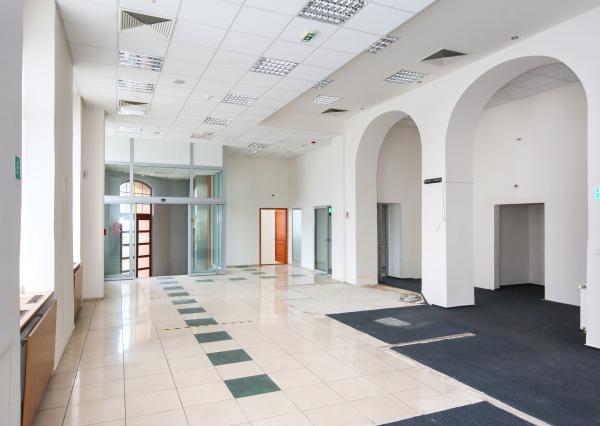 Krásna viacúčelová budova vo výbornom stave v centra mesta Šahy