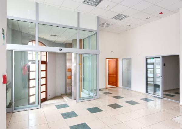 Krásna viacúčelová budova vo výbornom stave v centra mesta Šahy