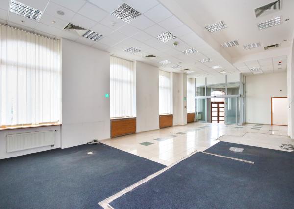 Krásna viacúčelová budova vo výbornom stave v centra mesta Šahy